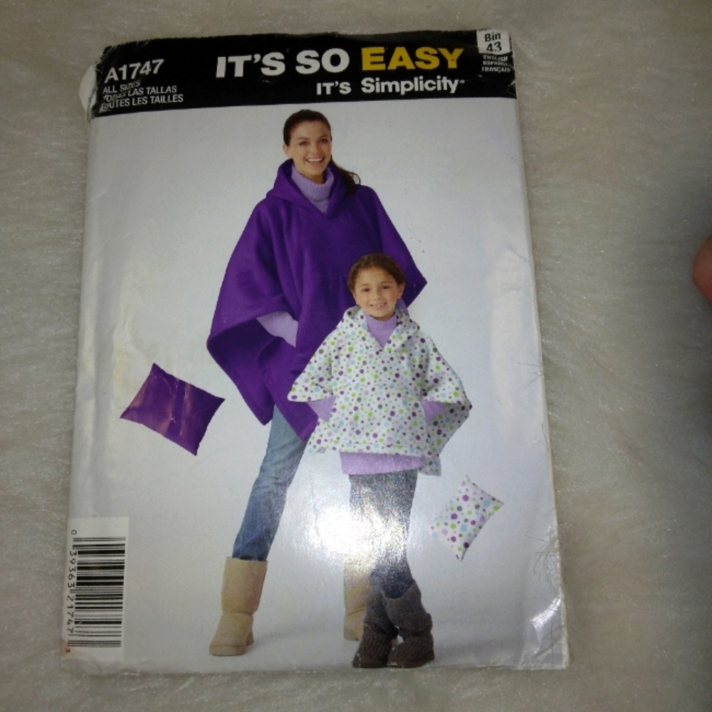 SIMPLICITY A1747 Stadium Poncho in 2 sizes and pillow. It's So Easy It's…